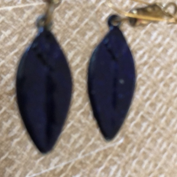 NWOT black closed lock french wire  dimensional leaf earrings - Picture 11 of 12